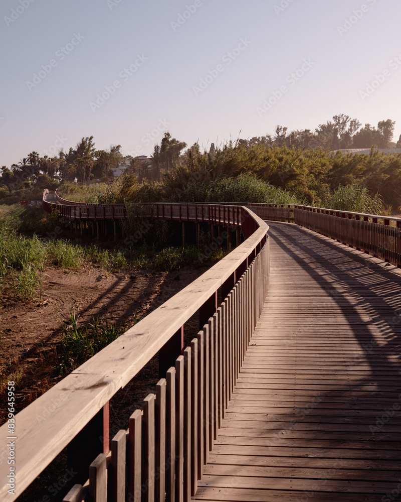 Puente de madera al lado del mar un día soleado Puente de madera al lado del mar un día soleado