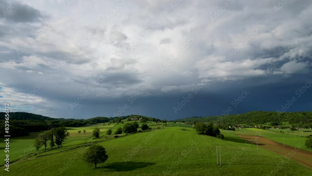 campagne verte sous un ciel nuageux campagne verte sous un ciel nuageux