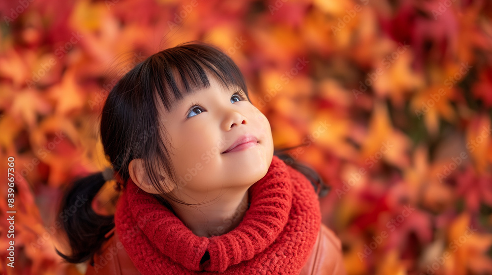 美しい秋の紅葉を見上げて微笑む子ども 美しい秋の紅葉を見上げて微笑む子ども