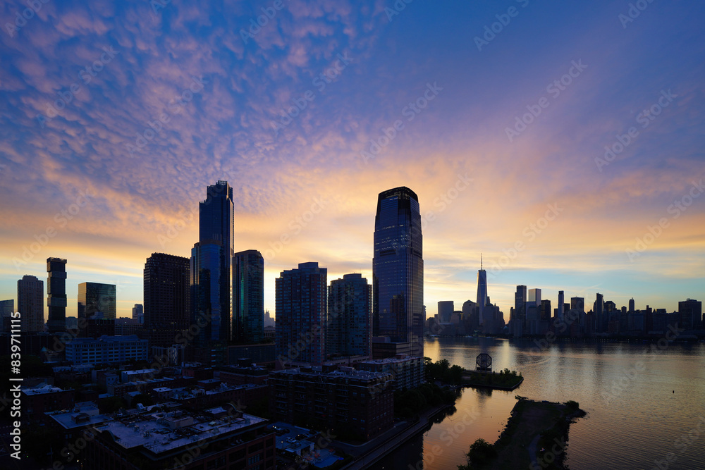 Obraz premium Sunrise over Jersey City and New York.