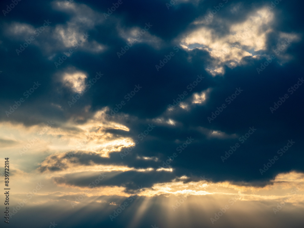 Obraz premium Sonne dringt durch die Wolken am Abend