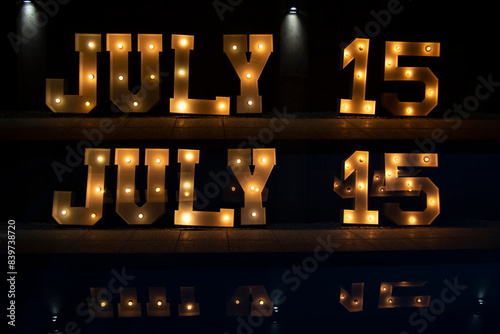 cartel luminoso july 15 para fiesta reflejado
