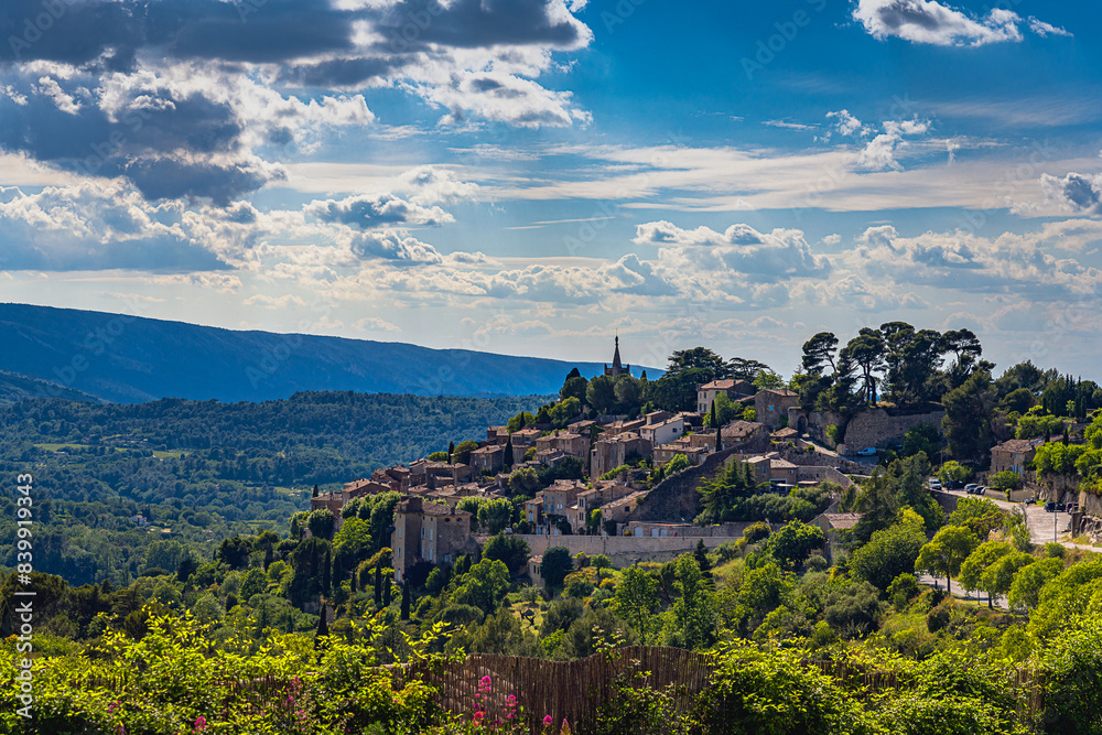 Obraz premium 2024-05-22 THE HILLSIDE TOWN OF BONNIEUX FRANCE WITH LUSH GREENERY AND A BEAUTIFUL SKY IN PROVANCE FRANCE