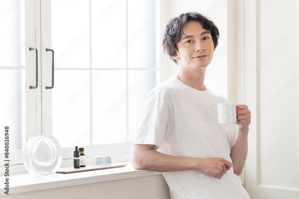 朝、白湯を飲んでいる健康志向の日本人男性 朝、白湯を飲んでいる健康志向の日本人男性