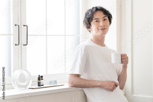 朝、白湯を飲んでいる健康志向の日本人男性