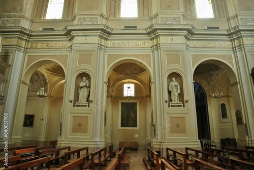 Obraz na płótnie Vasto - Arcate della navata sinistra della Chiesa di Santa Maria Maggiore w salonie