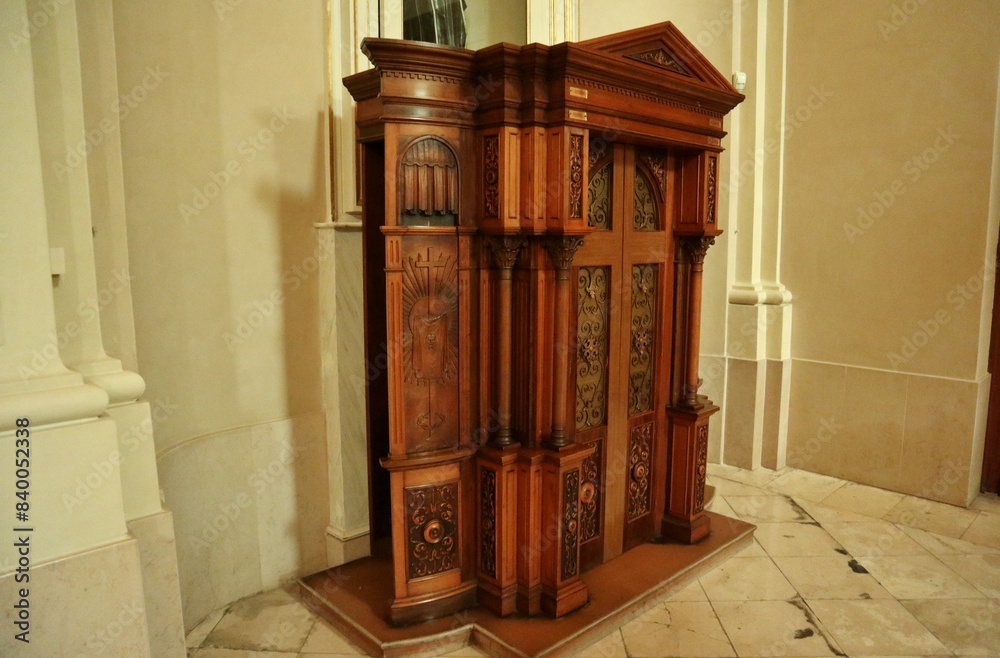 Vasto - Confessionale ligneo nella Chiesa di Santa Maria Maggiore