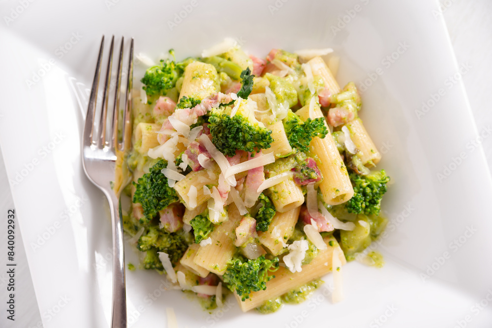 Piatto di pasta con broccoli, pancetta e scaglie di pecorino, pasta italiano, gastronomia europea Piatto di pasta con broccoli, pancetta e scaglie di pecorino, pasta italiano, gastronomia europea