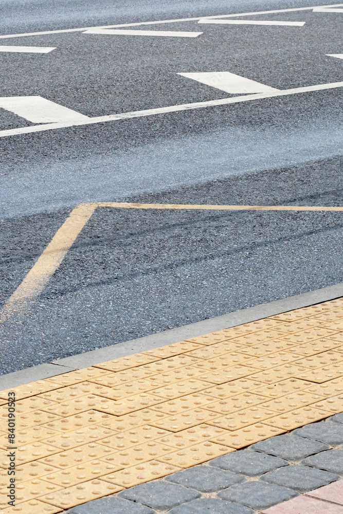 Fototapeta premium A detailed view of a road featuring a bright yellow curb