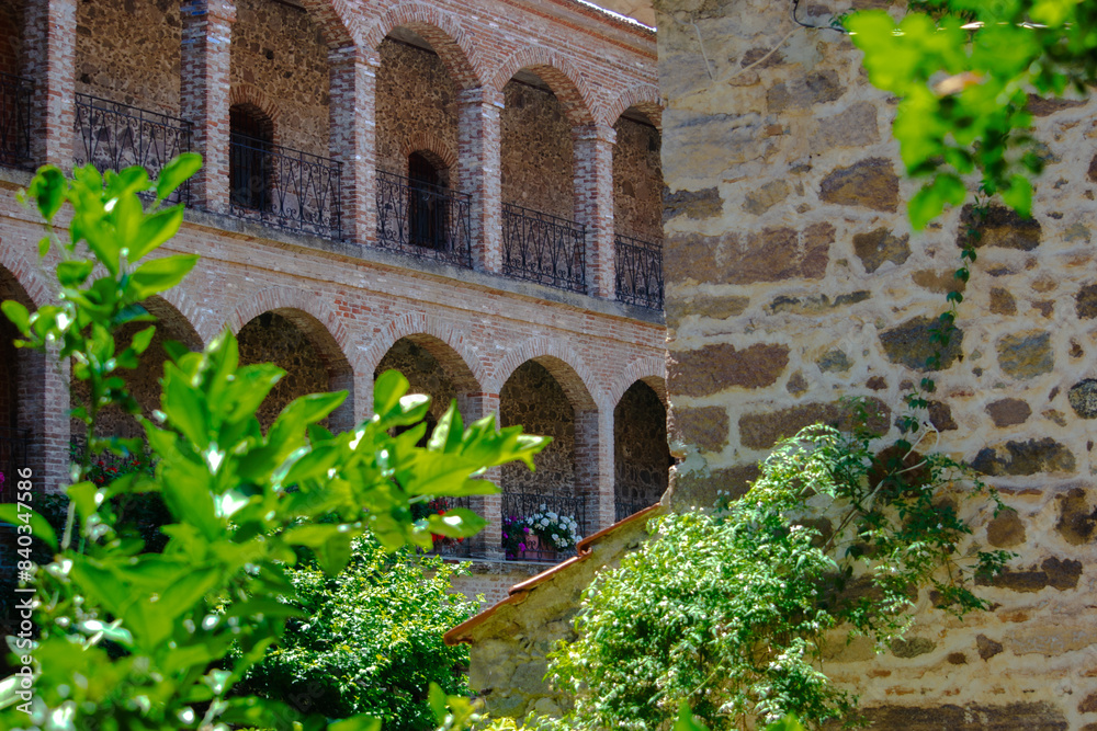 Fototapeta premium Magnifique monastère Saint Ignatios sur l'île de Lesbos en Grèce, un lieu de spiritualité et de sérénité entouré de paysages naturels.
