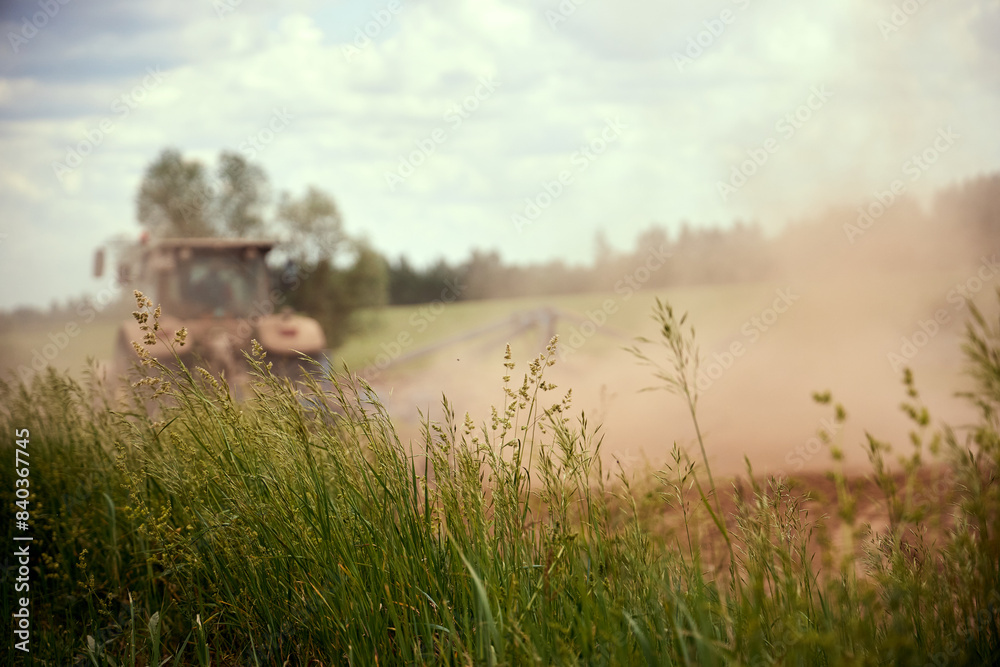 Naklejka premium tractor to the field plowing the land