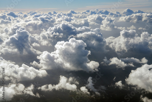 Wolkenformationen am Himmel mit aufgelockerten Wolken bis zum Horizont