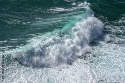 Wellenformationen mit Gischt an der Küste mit Schaumkronen © Markus Kammermann