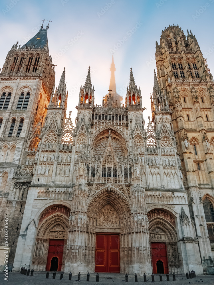 Fototapeta premium Cathédrale Notre-Dame de Rouen (Rouen Cathedral) at sunrise