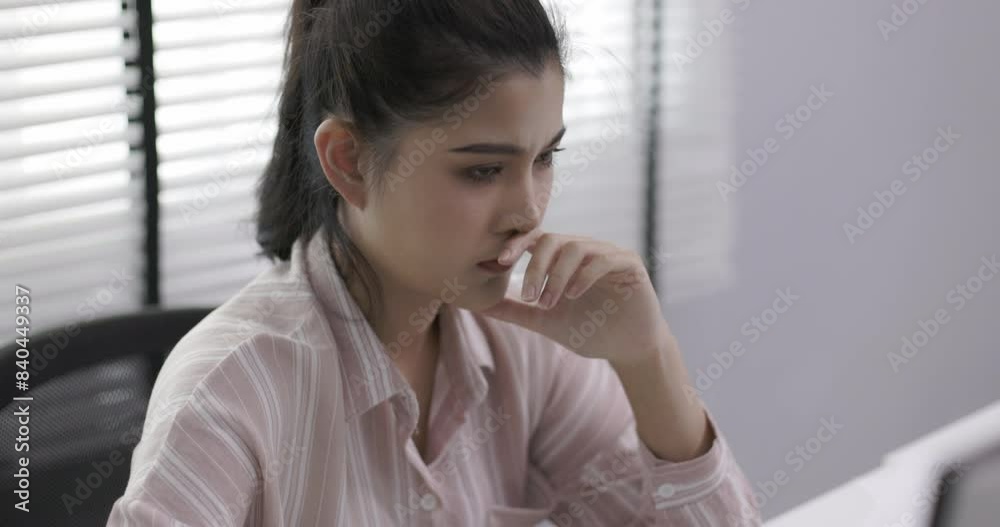 Asian female office workers feel pressured at work and business failures, causing them to feel burned out and want to resign from their jobs due to the stressful conditions in the company. Asian female office workers feel pressured at work and business failures, causing them to feel burned out and want to resign from their jobs due to the stressful conditions in the company.