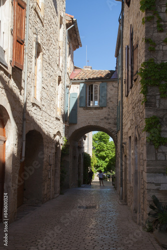 Dans une ruelle du vieux village de Vézénobres (Gard)