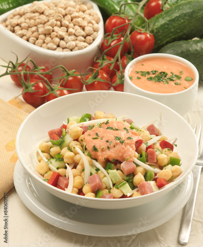 ensalada de garbanzos con salmorejo