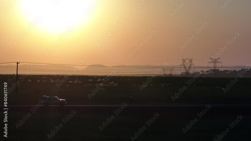 Carro viajando pela estrada do Brasil.