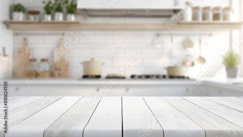 Weißer Holztisch mit unscharfem Hintergrund einer modernen Küche mit Küchenutensilien, Pflanzen und Gewürzdosen, Konzept für Produktpräsentation