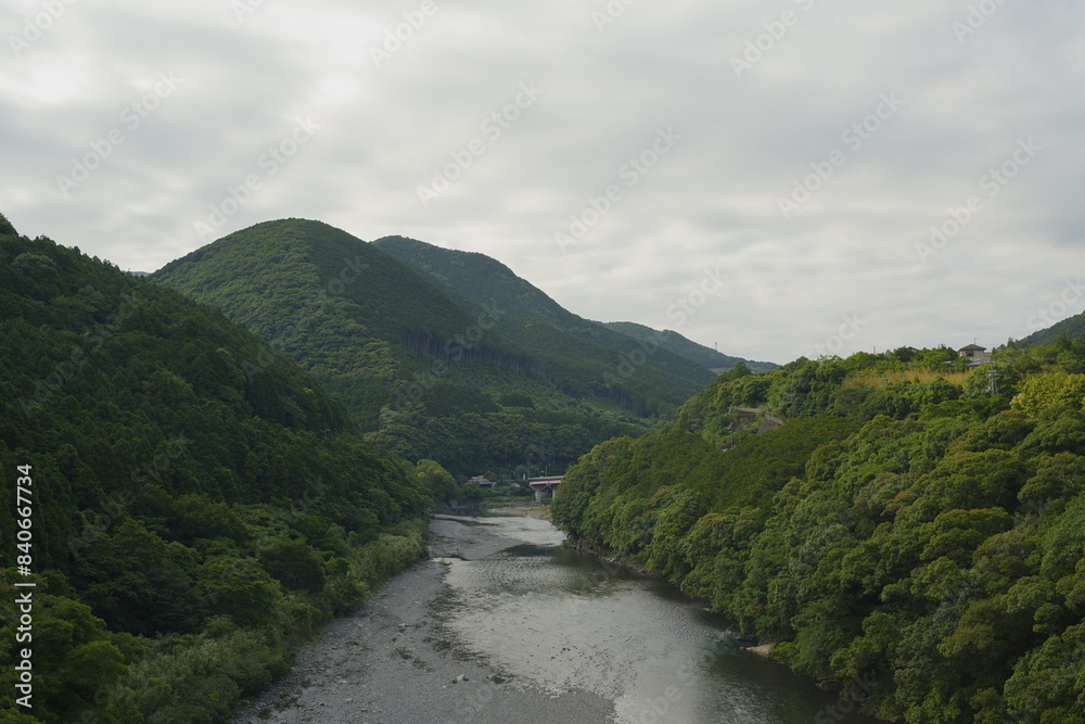 山間を流れる清流