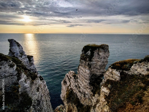 Felsen an der Küste der Normandie im Abendlicht
