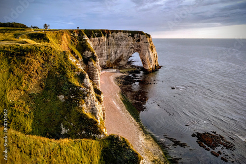 Felsbogen an der Küste der Normandie im Abendlicht