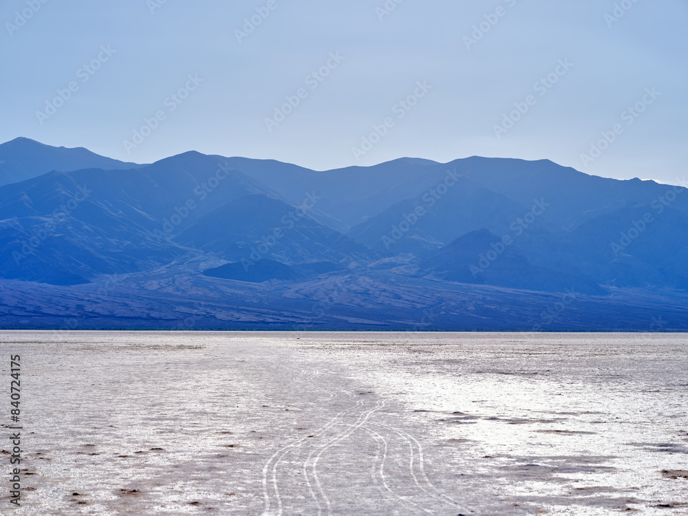 Obraz premium High-Resolution Scenic View of Badwater Basin in Death Valley National Park