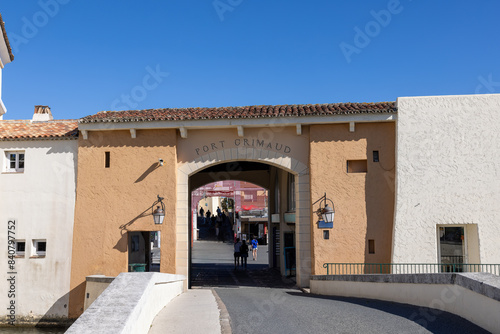 Fotografia Main entrance gate of Port Grimaud in France to the city center in spring