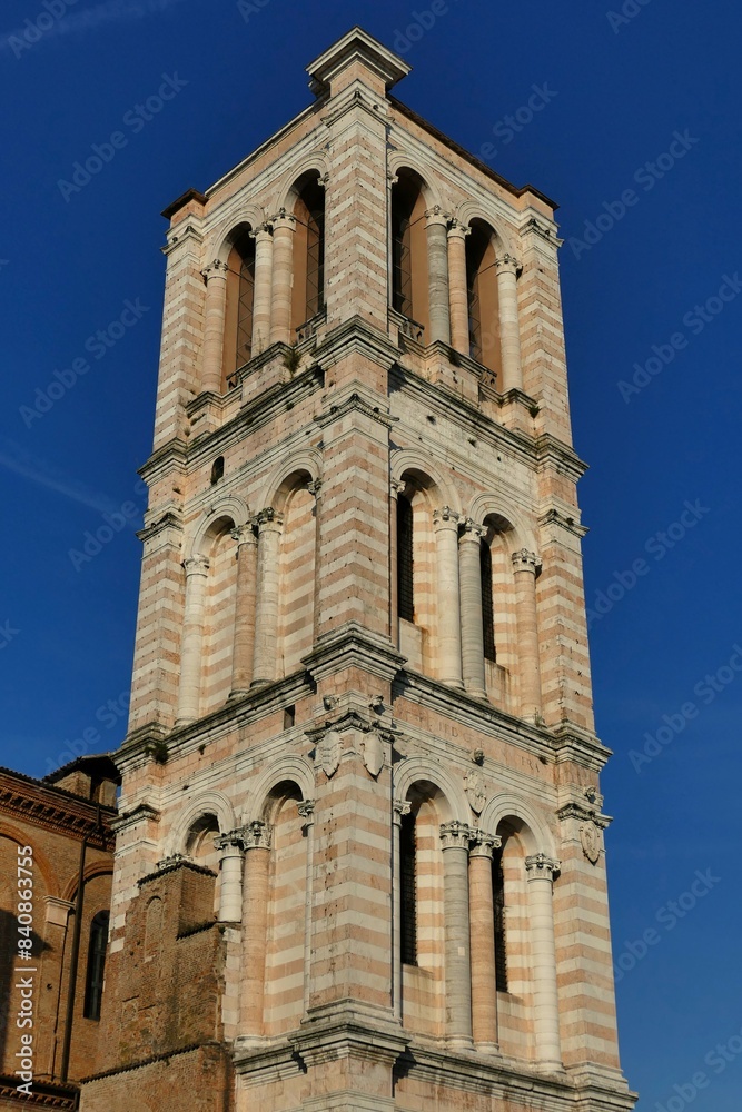 le campanile de la cathédrale Saint-Georges de Ferrare le campanile de la cathédrale Saint-Georges de Ferrare