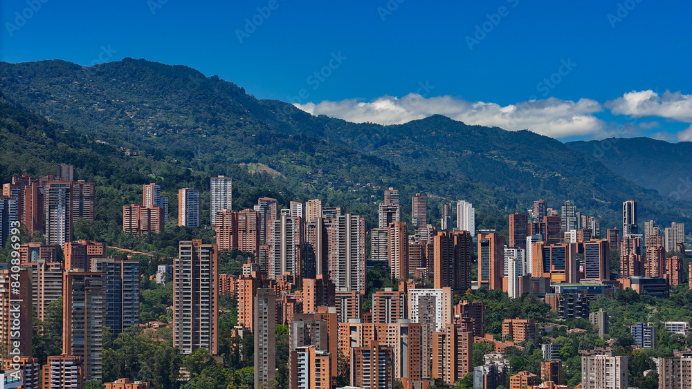 Imagen aérea de la ciudad de Medellín, Colombia; durante un día de verano espectacular