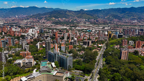Imagen aérea de la ciudad de Medellín, Colombia; durante un día de verano espectacular