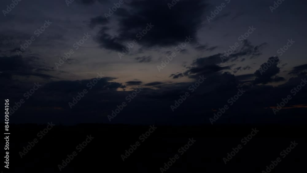 breve timelapse panoramico da un ambiente naturale di campagna, nel nord est Italia, che mostra il cambiamento delle nuvole nel cielo durante il tramonto, mentre l'atmosfera sfuma verso l'oscurità
