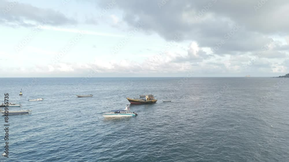 Botes en el Oceano - 4k - Dron D-log