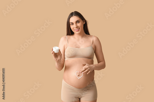 Young pregnant woman with h...
