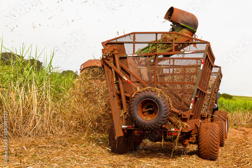 campo, fazenda, trator, fusão, colher, trigo, colheita, colheita, colheita, rural, máquina, fazenda, verão, calo, céu, grão, agrícola, paisagem, natureza, maquinaria, terra, alimento, trailer, campo photo