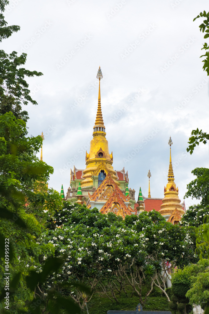 Naklejka premium 高台に建つ高尚なお寺 プラチュワップ キーリー カン พระมหาธาตุเจดีย์ภักดีประกาศ Phra Mahathat Chedi Phakdee Prakat