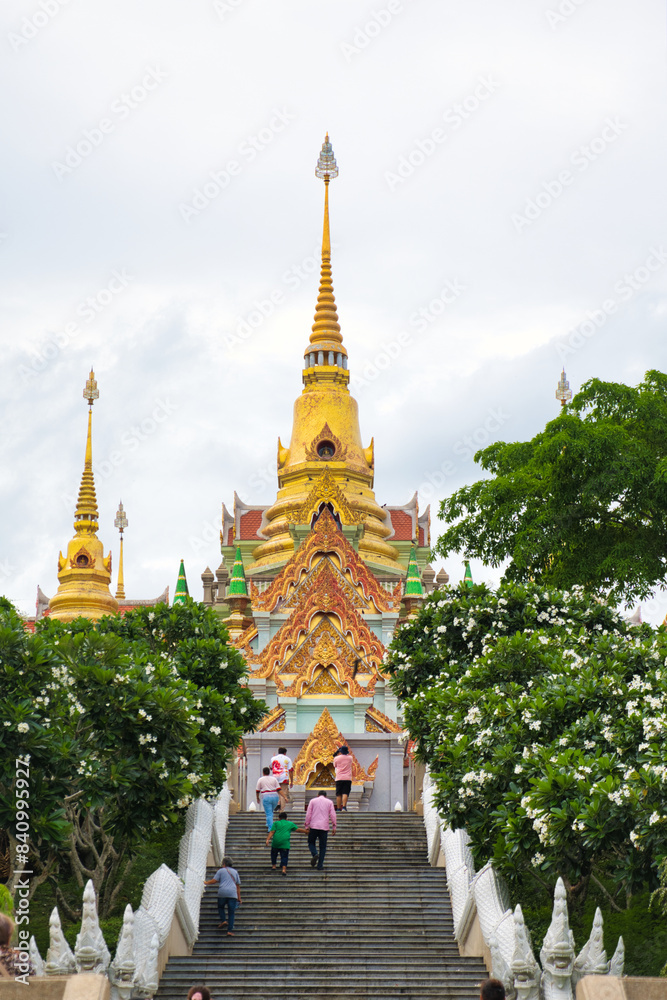 Fototapeta premium 高台に建つ高尚なお寺 プラチュワップ キーリー カン พระมหาธาตุเจดีย์ภักดีประกาศ Phra Mahathat Chedi Phakdee Prakat