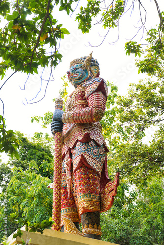 高台に建つ高尚なお寺　プラチュワップ キーリー カン　พระมหาธาตุเจดีย์ภักดีประกาศ　Phra Mahathat Chedi Phakdee Prakat photo