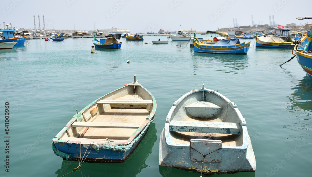 Obraz premium unas barcas tradicionales maltesas en el mar mediterraneo