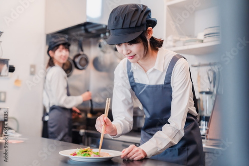 レストランのキッチンで働く2人の女性スタッフ photo