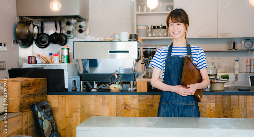 客を迎える女性カフェスタッフ 客を迎える女性カフェスタッフ