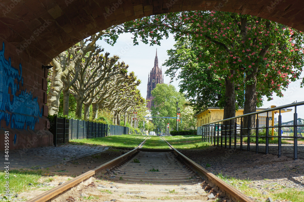 Fototapeta premium 真っ直ぐにのびる線路がある風景
