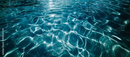 深い青の海の水面に反射する光の模様
