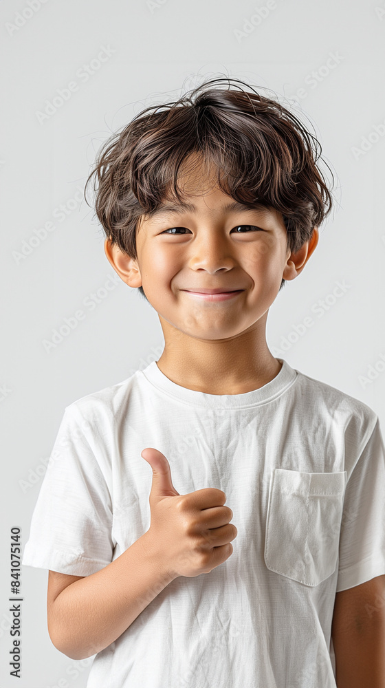 親指を上に立てていいねをする男の子 親指を上に立てていいねをする男の子