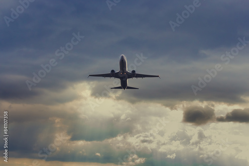 Un avión, vuelo comercial, alzando su nariz en el cielo.