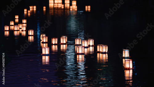 静かな夜に浮かぶ灯篭の灯り