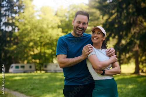 Fotografi Portrait of happy athletic couple in park.