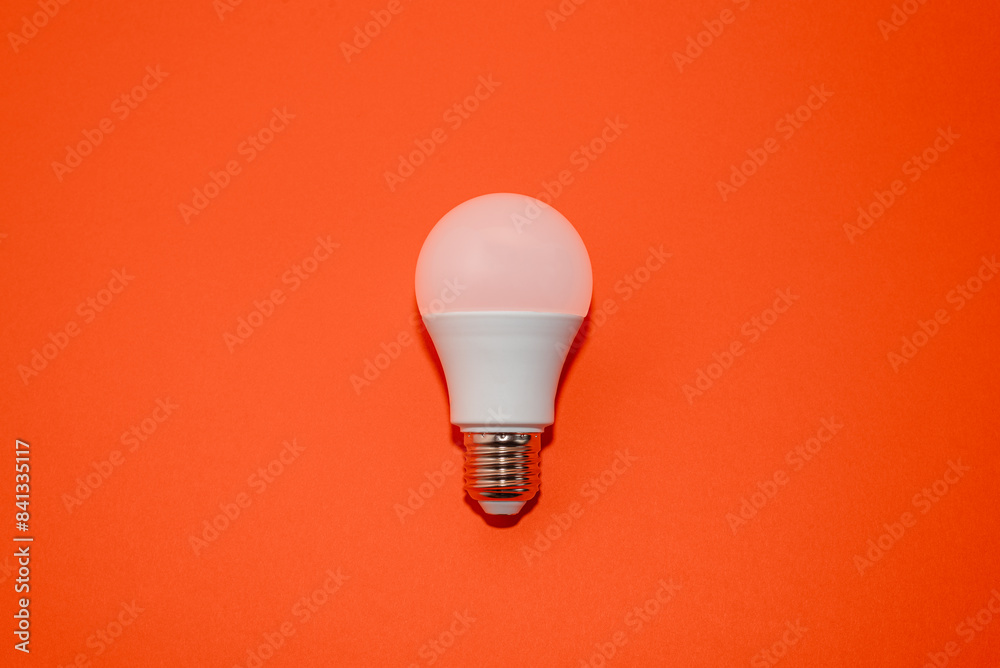 Ampoule blanche sur fond orange, ampoule électrique, fond coloré, technologie Ampoule blanche sur fond orange, ampoule électrique, fond coloré, technologie