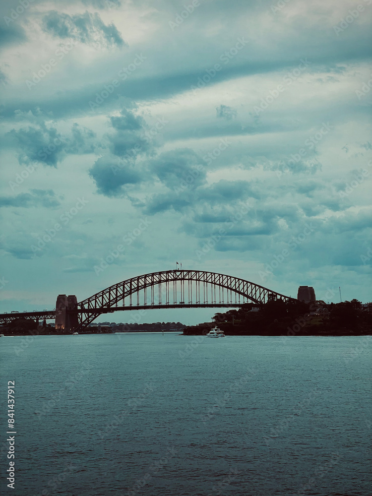 Obraz premium Front view of famous Australian landmark, Sydney Harbour Bridge