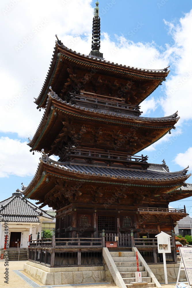 Fototapeta premium 寺の境内に建つ三重塔